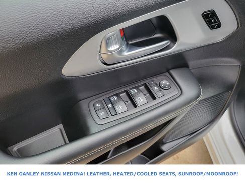 Used 2025 Chrysler Pacifica Limited image 39