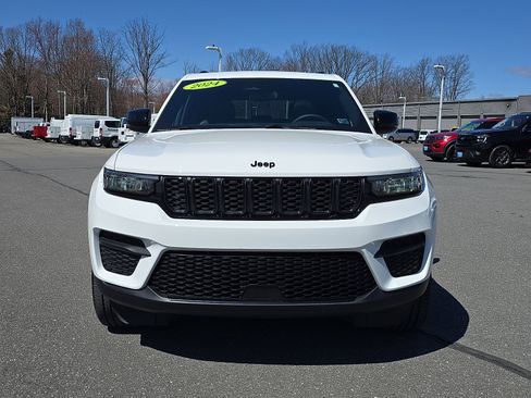 Used 2024 Jeep Grand Cherokee Altitude image 2