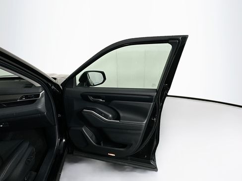 Used 2025 Toyota Highlander XLE FWD image 34