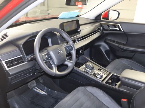 Used 2025 Mitsubishi Outlander SE image 2