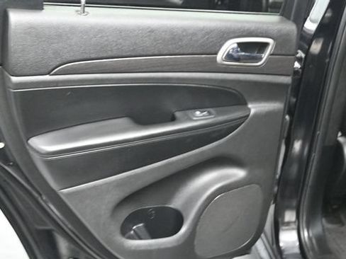 Used 2018 Jeep Grand Cherokee Laredo AWD/4WD image 16