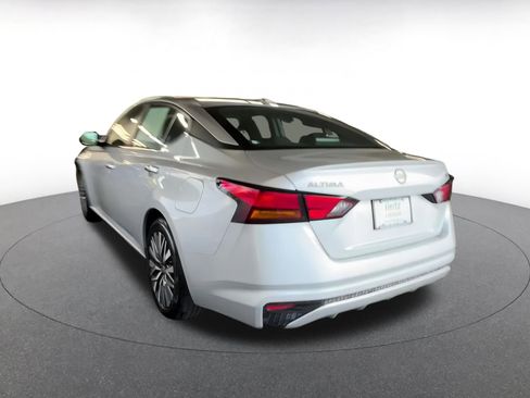 Used 2024 Nissan Altima 2.5 SV image 11