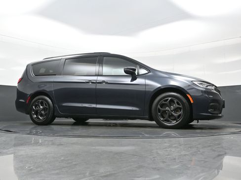 Used 2021 Chrysler Pacifica Touring w/ Uconnect Theater Family Group image 33