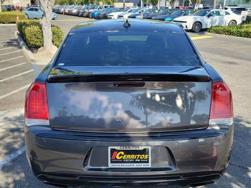 Used 2018 Chrysler 300 Touring w/ Chrome Appearance Package RWD image 18