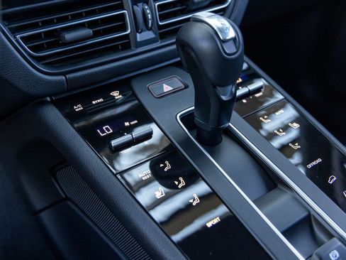 Certified 2025 Porsche Macan AWD/4WD image 38