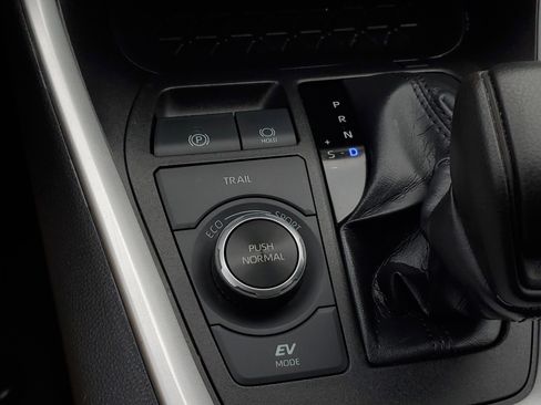 Used 2022 Toyota RAV4 LE image 28