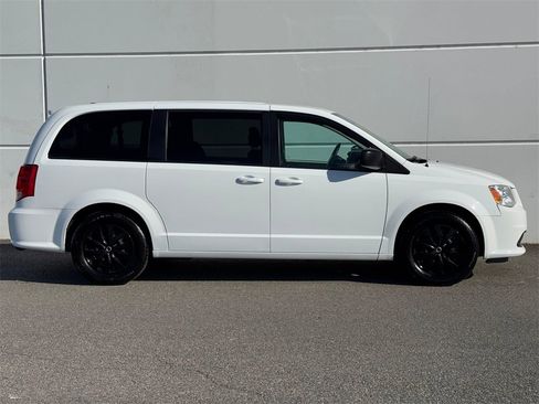 Used 2018 Dodge Grand Caravan SE w/ UConnect Hands-Free Group image 8