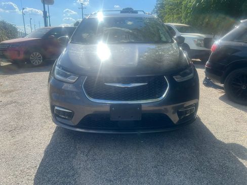 Used 2021 Chrysler Pacifica Touring-L FWD image 2