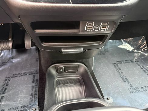 Used 2025 Chrysler Pacifica Select FWD image 24