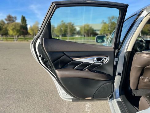 Used 2012 INFINITI M37 x w/ Deluxe Touring Pkg image 11
