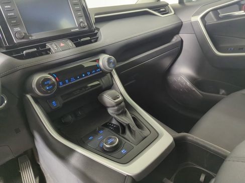 Used 2022 Toyota RAV4 XLE Premium image 19