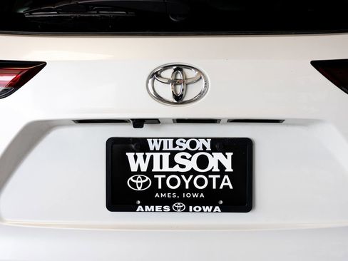 Used 2024 Toyota Highlander LE AWD/4WD image 6