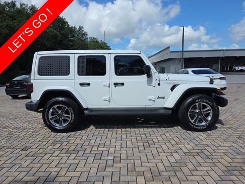 Used 2022 Jeep Wrangler Unlimited Sahara AWD/4WD image 12