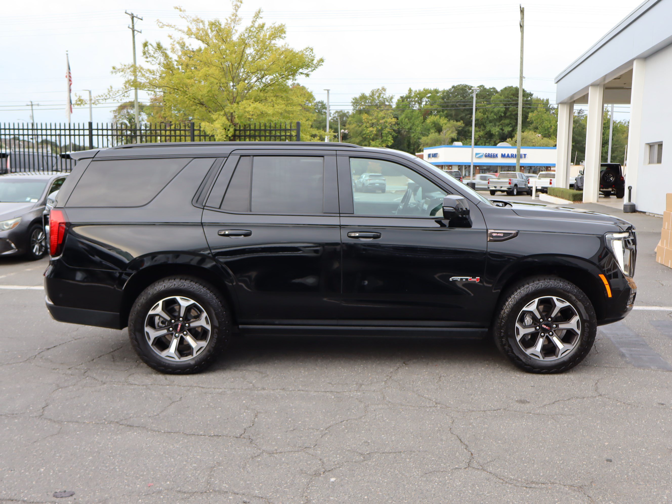Used 2025 GMC Yukon AT4 Ultimate AWD/4WD image 11