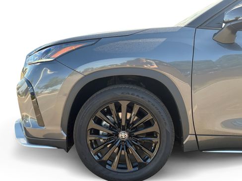 Used 2025 Toyota Highlander XSE AWD/4WD image 11