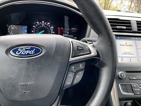 Used 2018 Ford Fusion SE w/ Fusion SE Technology Package FWD image 17