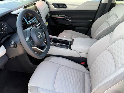 New 2025 Nissan Pathfinder SV image 12