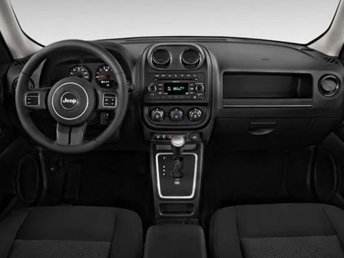Used 2016 Jeep Patriot High Altitude FWD image 3
