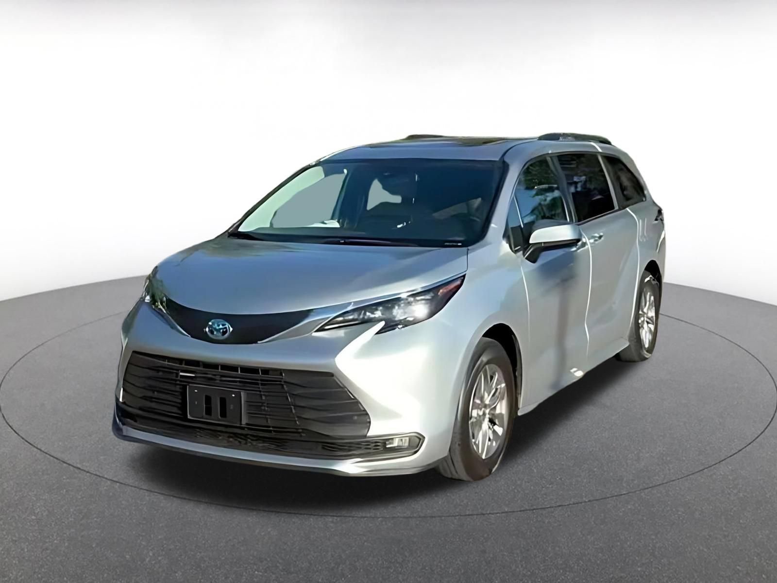 Used 2025 Toyota Sienna XLE FWD image 6