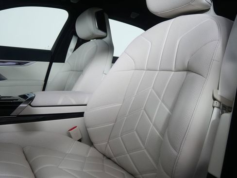 New 2026 BMW i7 xDrive60 w/ Executive Package image 10