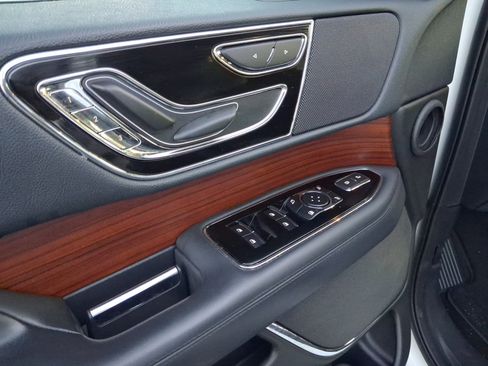Certified 2024 Lincoln Navigator Premiere AWD/4WD image 14