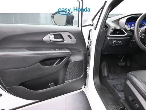 Used 2025 Chrysler Pacifica Select FWD image 17