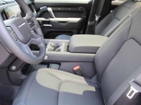 Used 2025 Land Rover Defender 110 S image 19