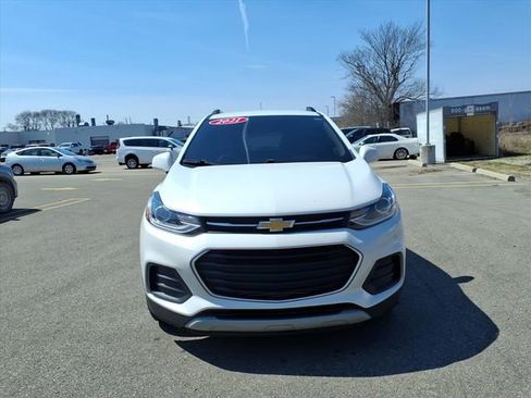 Used 2021 Chevrolet Trax LT w/ LT Convenience Package image 2