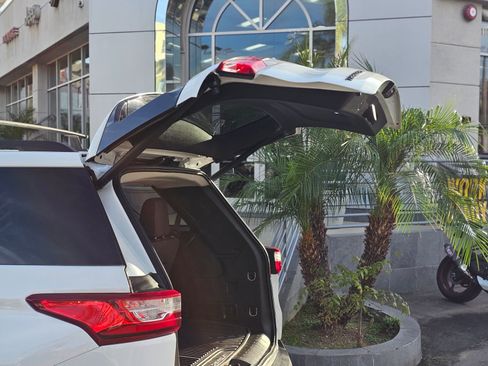 Used 2020 Chevrolet Traverse LT image 8