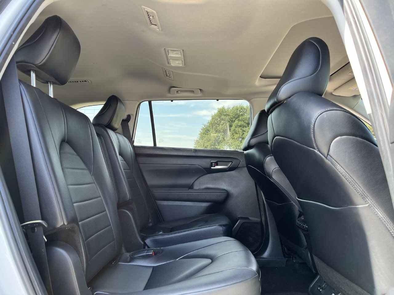 Used 2024 Toyota Highlander XLE FWD image 27