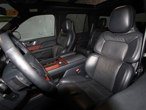 Used 2024 Lincoln Navigator Reserve AWD/4WD image 4