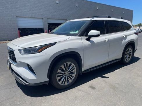Used 2024 Toyota Highlander Platinum AWD/4WD image 4