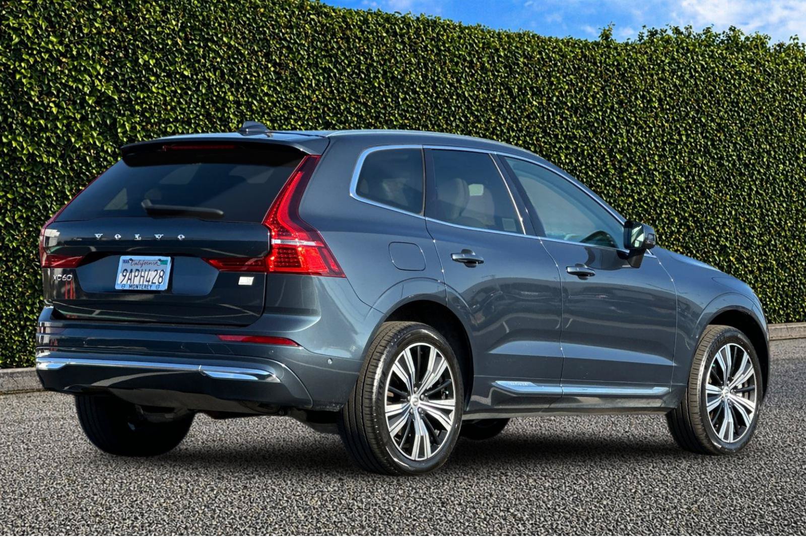 Used 2022 Volvo XC60 T8 Inscription w/ Advanced Package AWD/4WD image 4