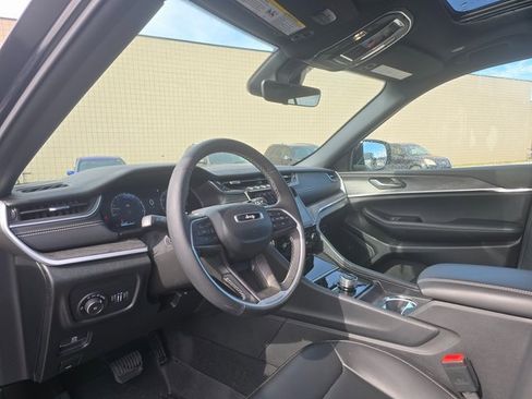 Used 2025 Jeep Grand Cherokee Limited w/ Black Appearance Package image 12