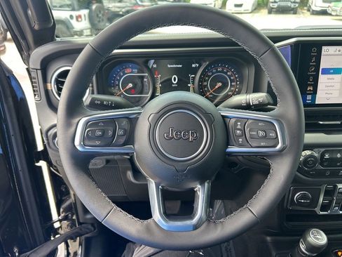 Used 2025 Jeep Wrangler Unlimited Sahara AWD/4WD image 15