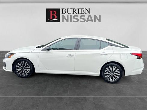 Used 2025 Nissan Altima 2.5 SV FWD image 2