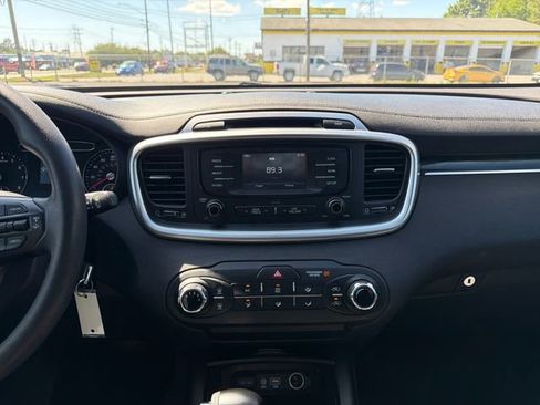 Used 2018 Kia Sorento L FWD image 17