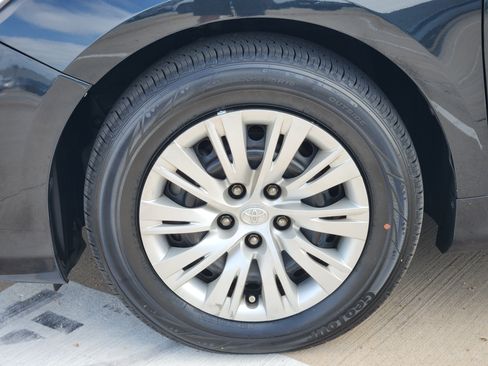 Used 2013 Toyota Camry LE image 10