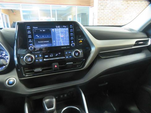 Used 2021 Toyota Highlander XLE AWD/4WD image 43
