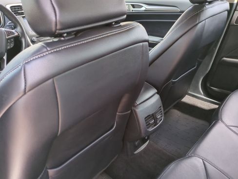 Used 2017 Ford Fusion SE w/ Fusion SE Technology Package FWD image 18