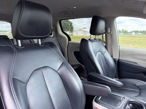 Used 2023 Chrysler Pacifica Touring-L FWD image 34