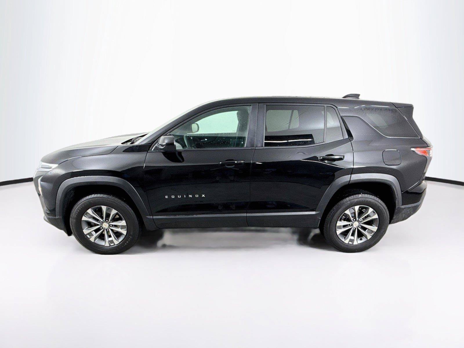 Used 2026 Chevrolet Equinox LT FWD image 2