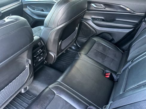 Used 2023 Jeep Grand Cherokee Altitude AWD/4WD image 4