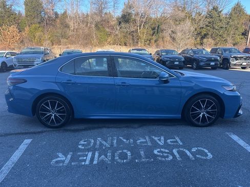 Used 2023 Toyota Camry SE image 4