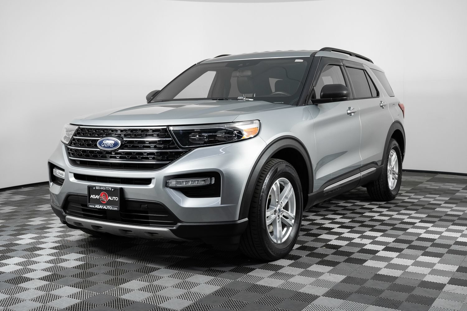 Used 2020 Ford Explorer XLT w/ Equipment Group 202A AWD/4WD image 2