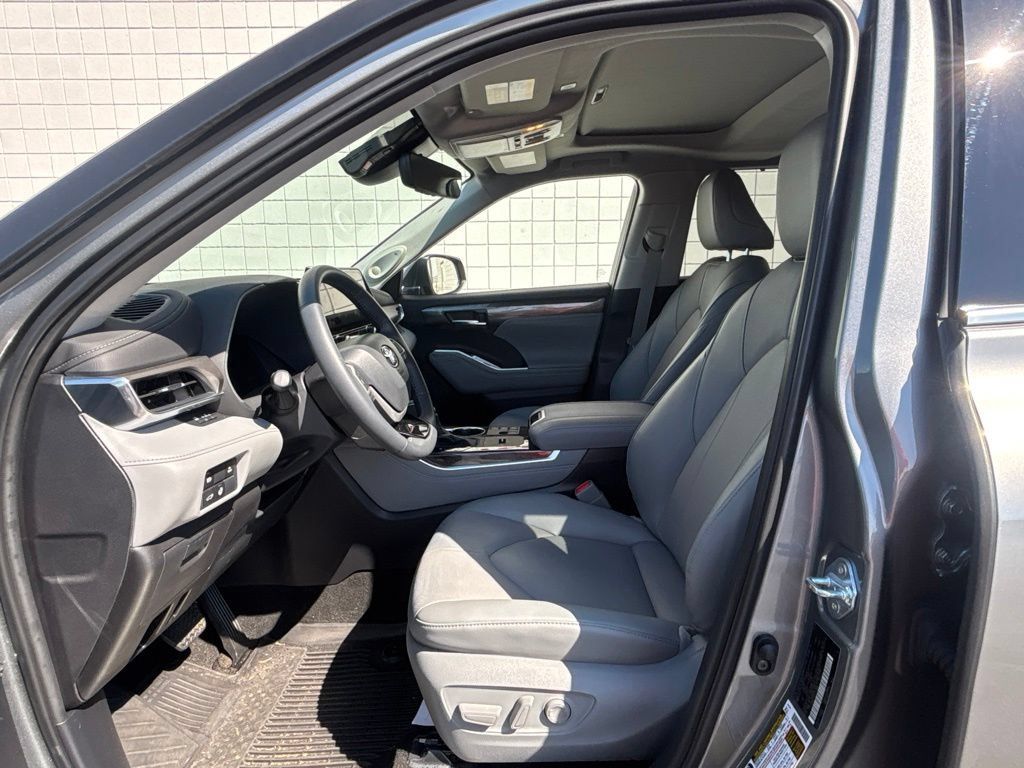 Used 2026 Toyota Highlander Limited AWD/4WD image 4