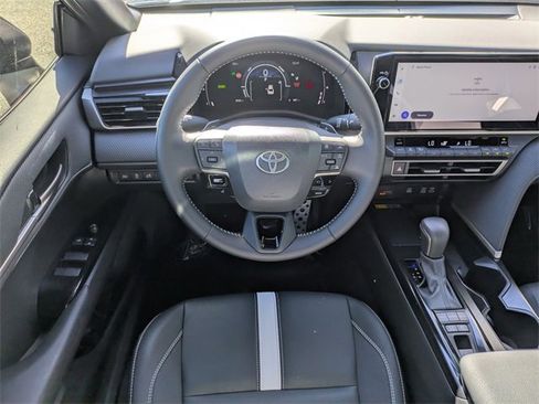 Used 2025 Toyota Camry SE image 13