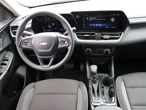 Used 2025 Chevrolet TrailBlazer LT AWD/4WD image 17