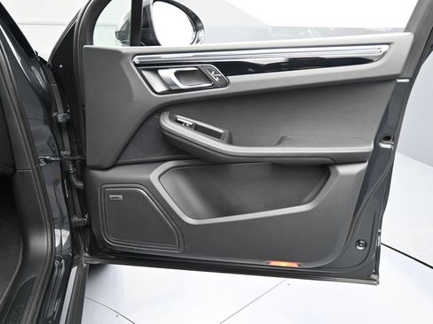 Certified 2025 Porsche Macan AWD/4WD image 28