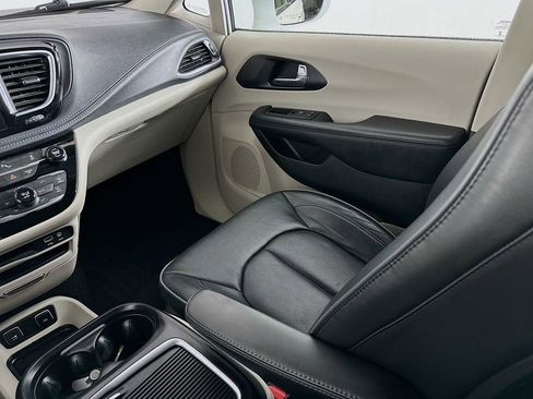 Certified 2020 Chrysler Pacifica Limited image 32
